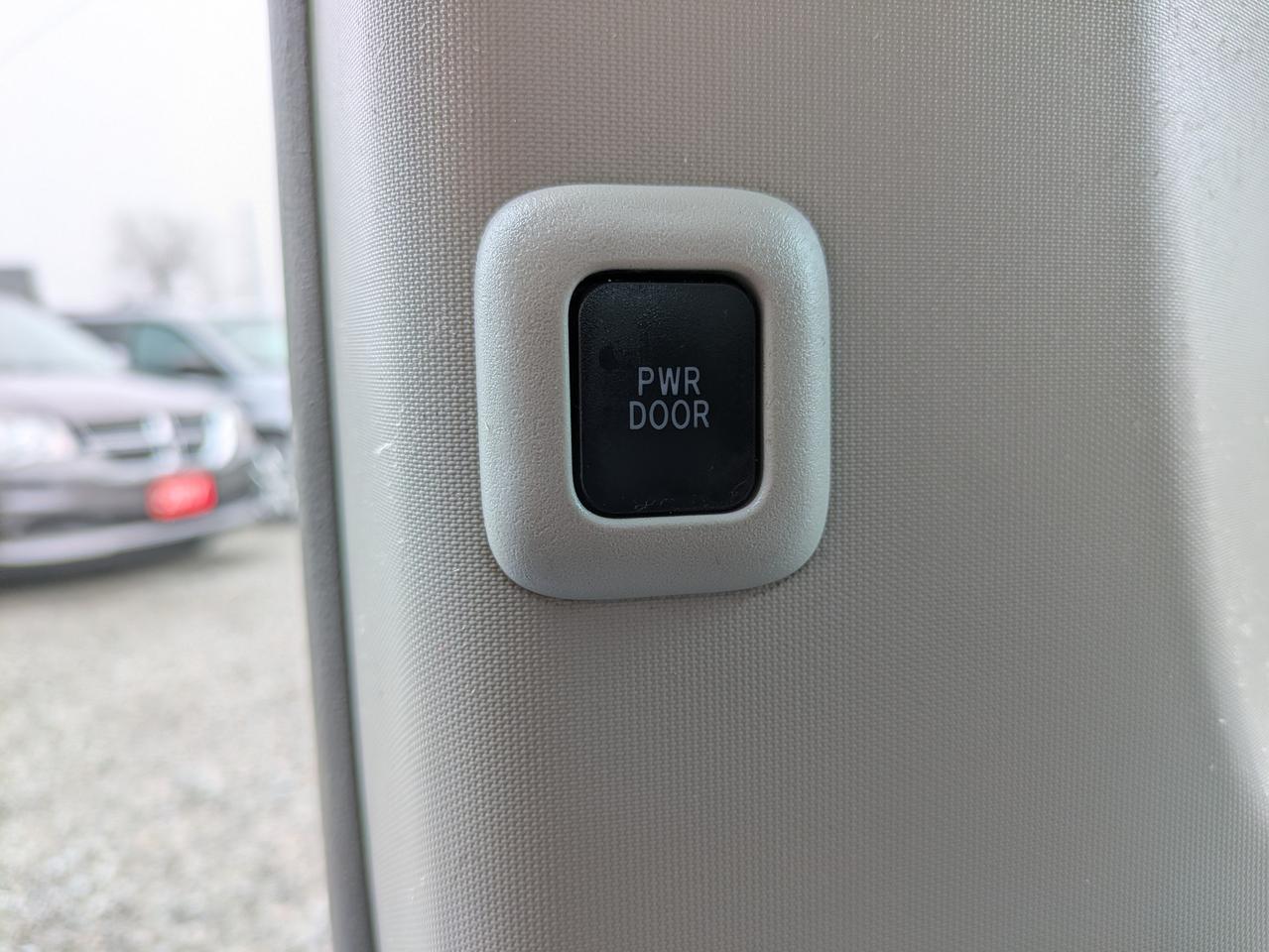2014 Toyota Sienna 5DR LE 8-PASS FWD Photo