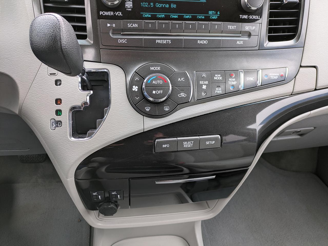 2014 Toyota Sienna 5DR LE 8-PASS FWD Photo