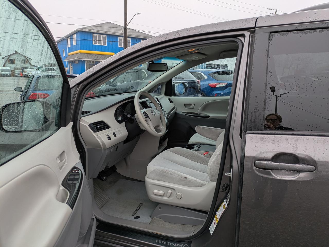 2014 Toyota Sienna 5DR LE 8-PASS FWD Photo