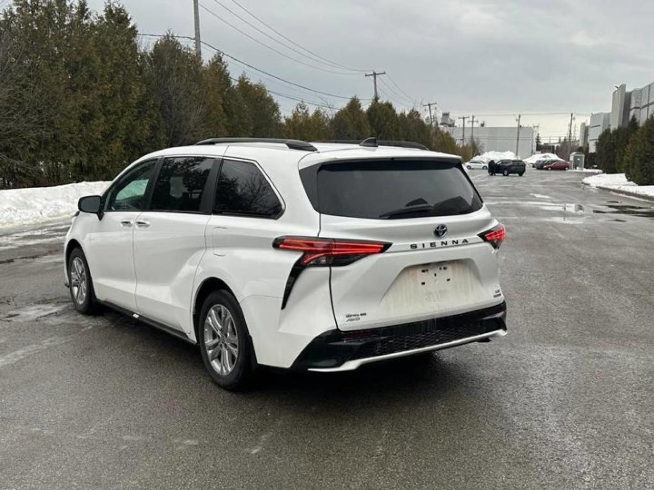 2023 Toyota Sienna XSE AWD | Leather | Sunroof | Heated Wheel + Seats | Power Sliding Doors + Hatch | CarPlay & More ! Photo3