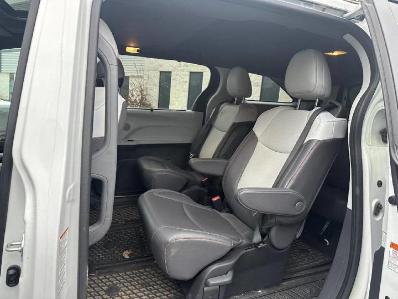 2023 Toyota Sienna XSE AWD | Leather | Sunroof | Heated Wheel + Seats | Power Sliding Doors + Hatch | CarPlay & More ! Photo2