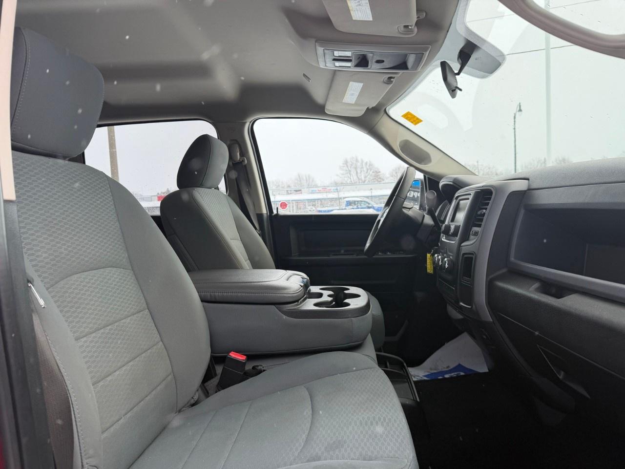 2019 RAM 1500 Classic EXPRESS 4X4 CREW CAB 5'7" BOX Photo