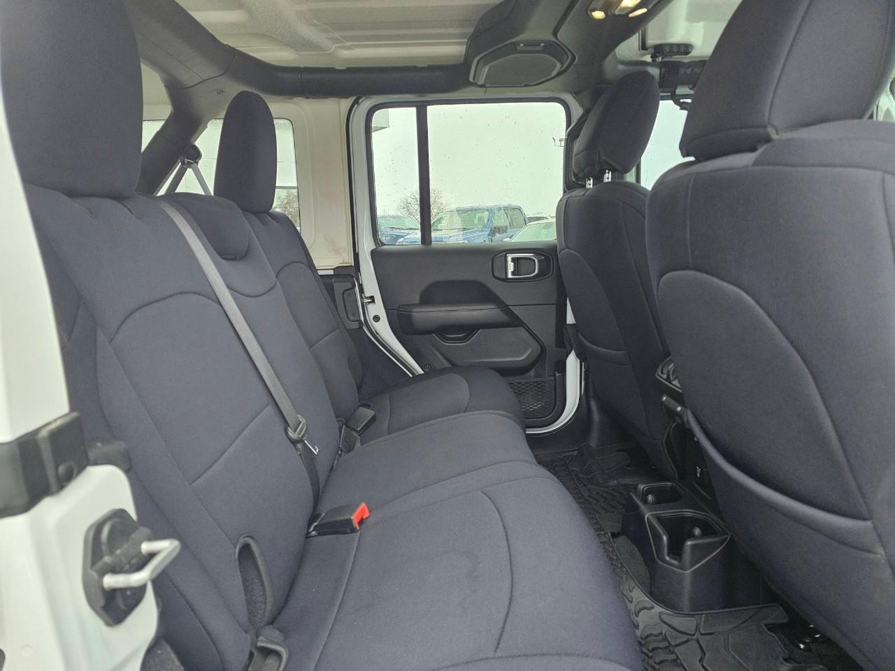 2022 Jeep WRANGLER UNLIMITED Sahara 4dr 4x4 Photo