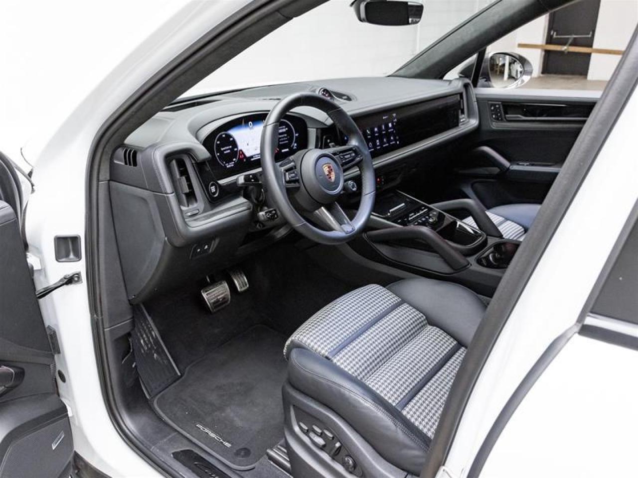 2025 Porsche Cayenne  Photo