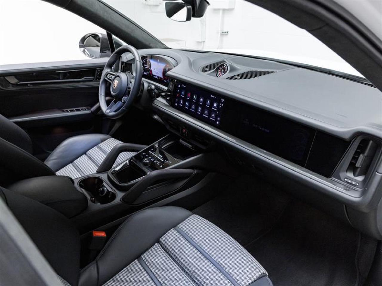 2025 Porsche Cayenne  Photo