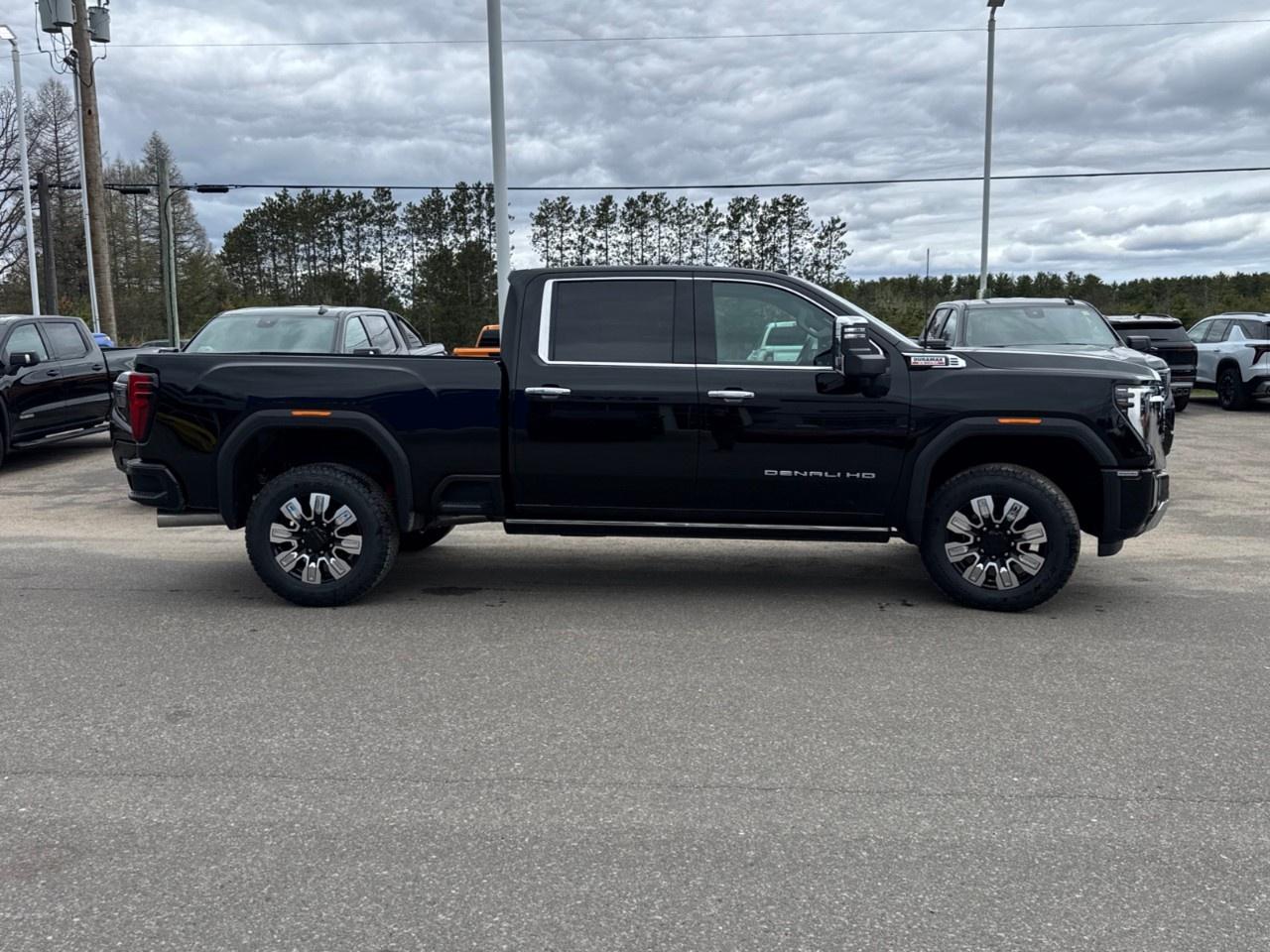 2026 GMC SIERRA 2500HD Crew Cab Standard Box 4-Wheel Drive Denali Photo3