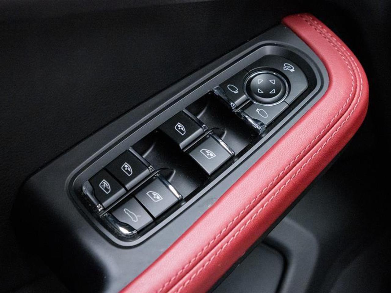 2023 Porsche Macan  Photo