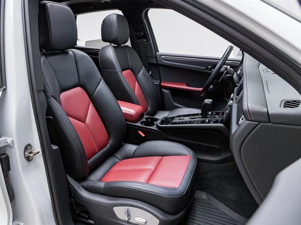 2023 Porsche Macan  Photo