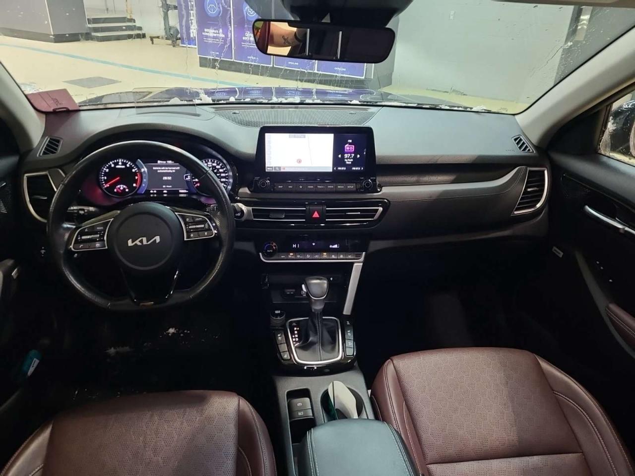 2023 Kia Seltos SX Turbo w/Burgundy Interior 4dr All-Wheel Drive Photo