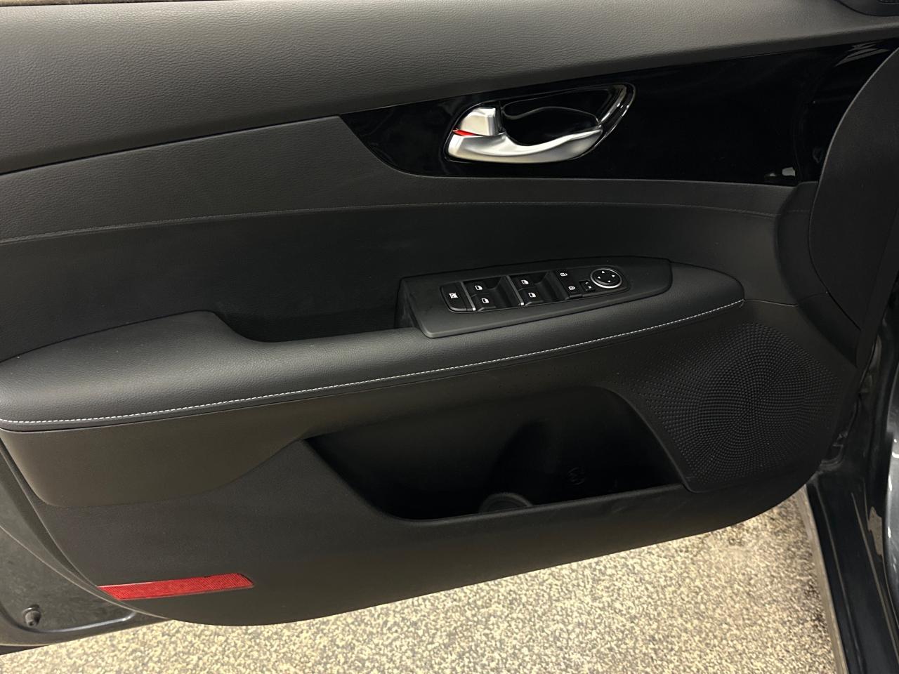 2023 Kia Forte EX 4dr Sedan Photo