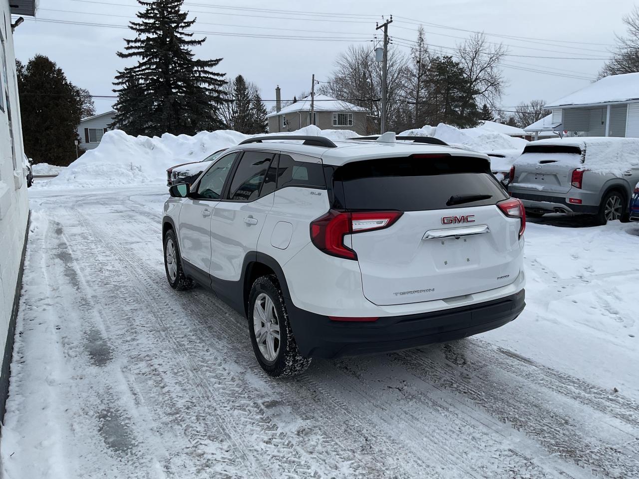 2024 GMC Terrain SLE 4dr All-Wheel Drive Photo3