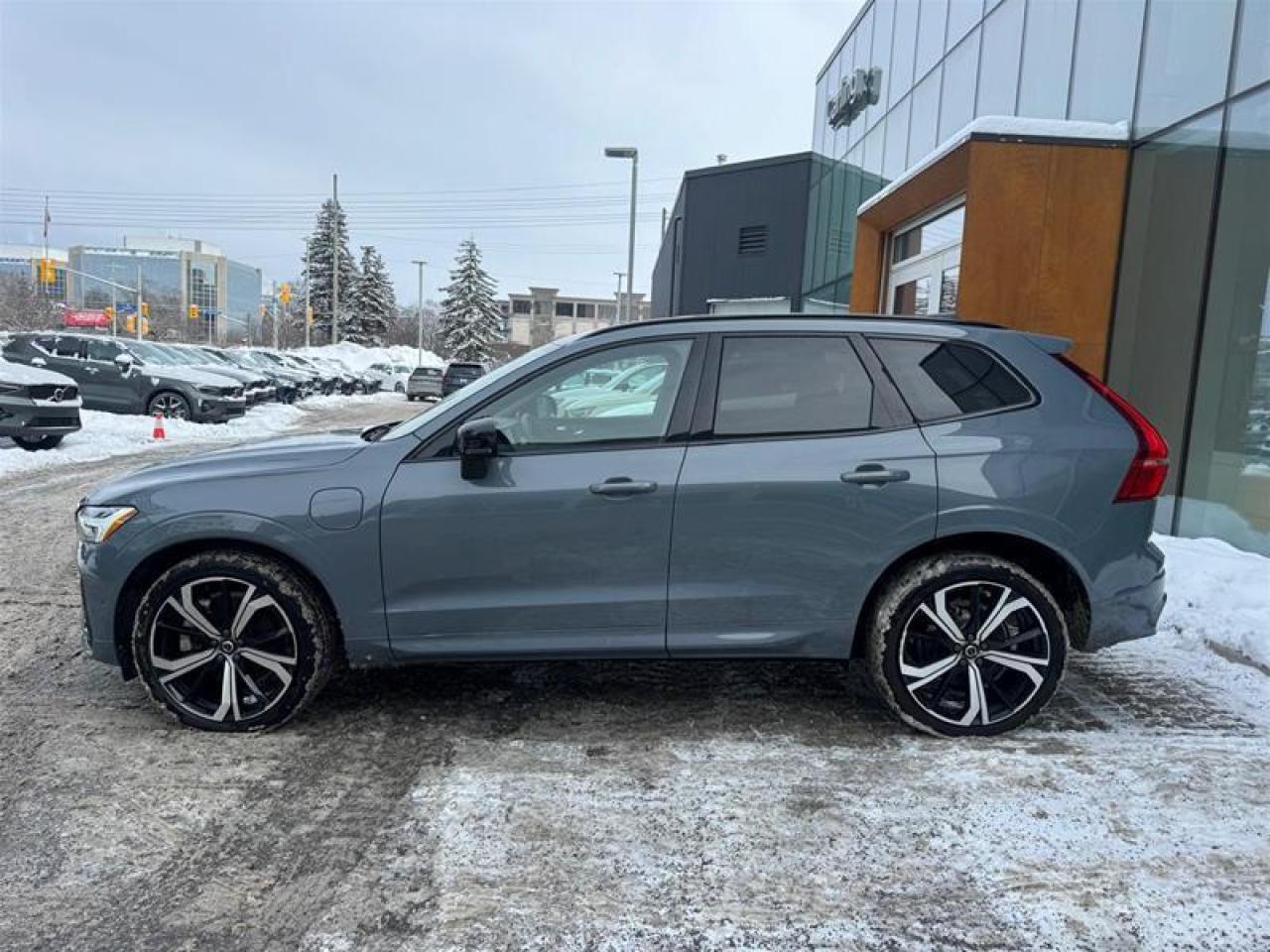 2024 Volvo XC60 Recharge T8 eAWD PHEV Ultimate Dark Theme Photo