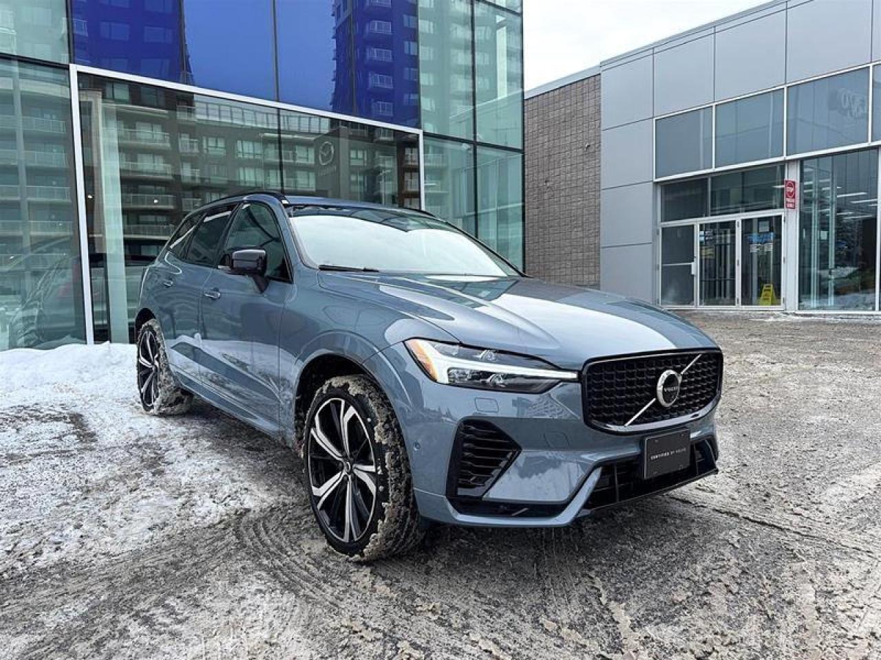 2024 Volvo XC60 Recharge T8 eAWD PHEV Ultimate Dark Theme Photo