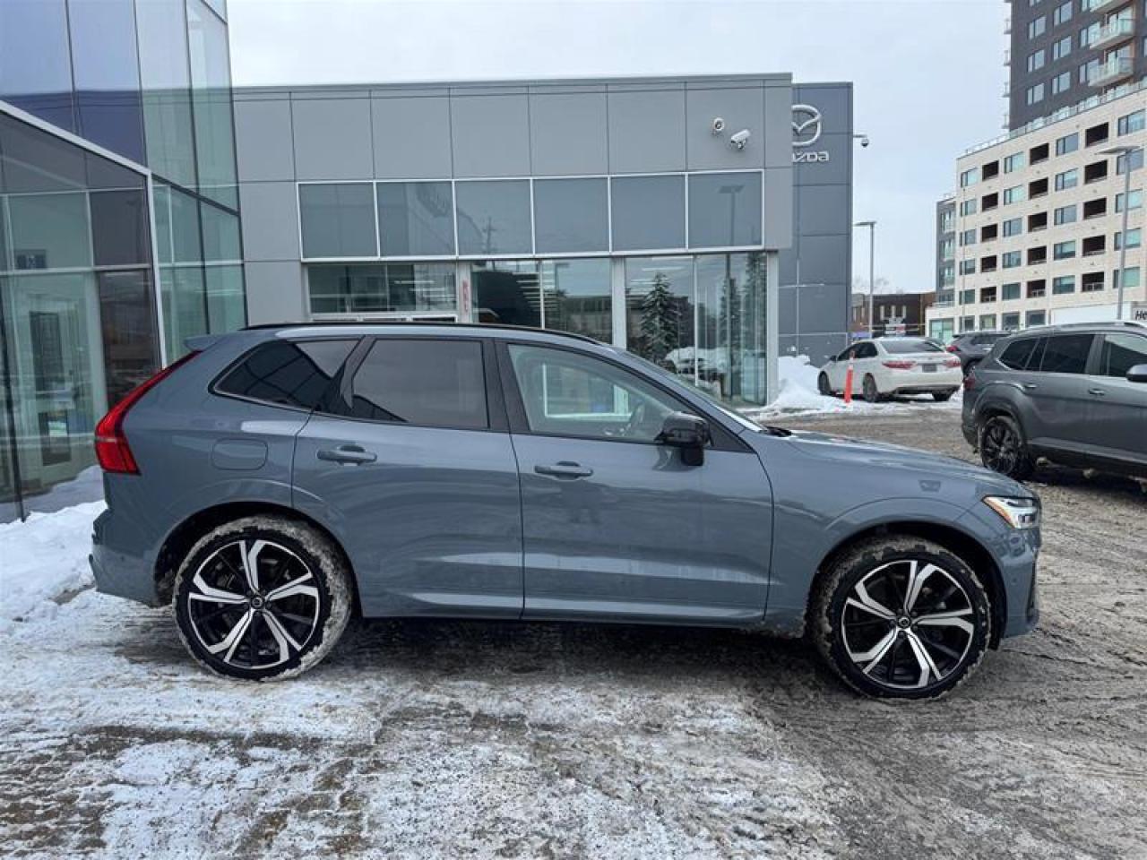 2024 Volvo XC60 Recharge T8 eAWD PHEV Ultimate Dark Theme Photo