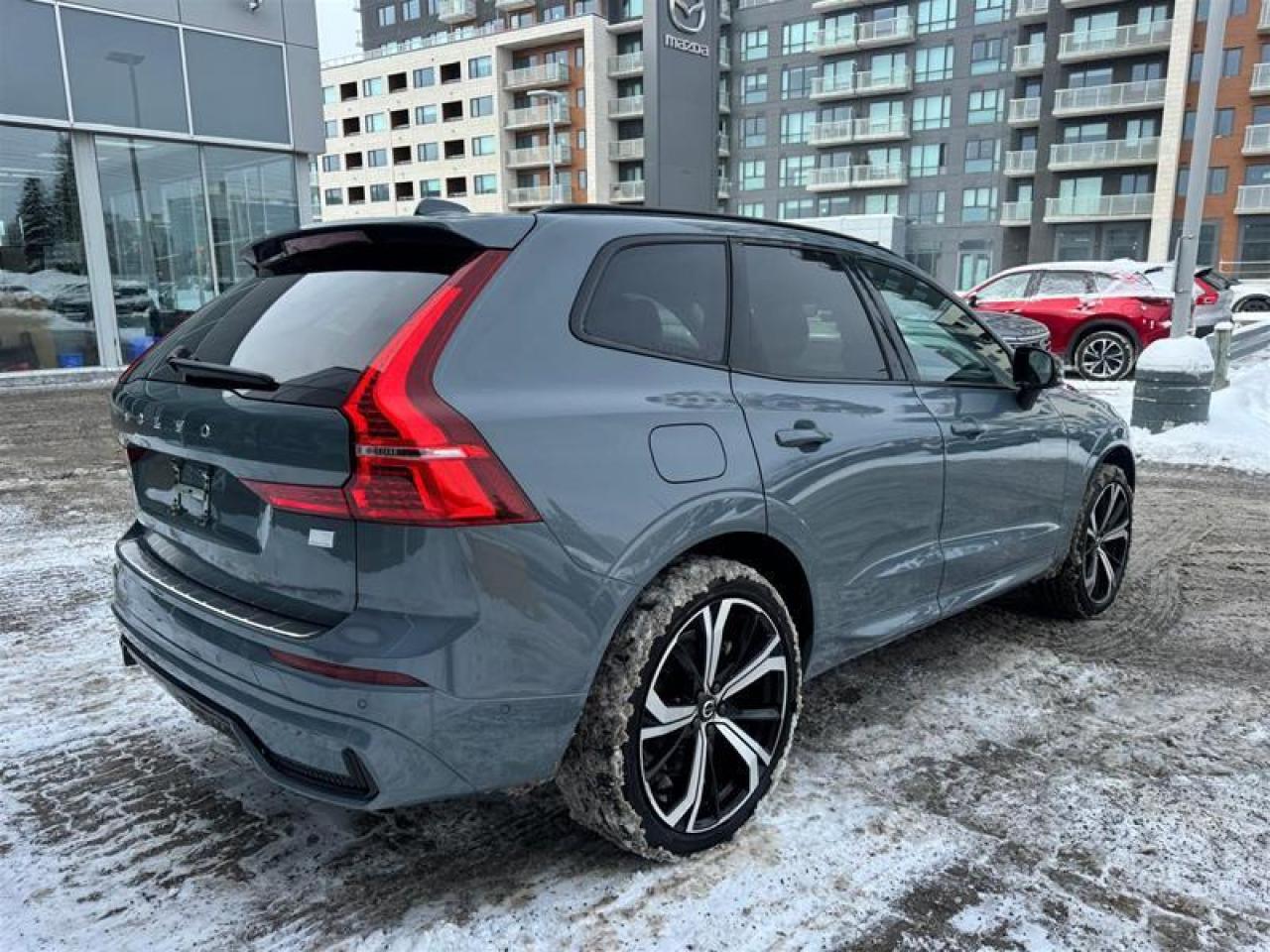 2024 Volvo XC60 Recharge T8 eAWD PHEV Ultimate Dark Theme Photo2