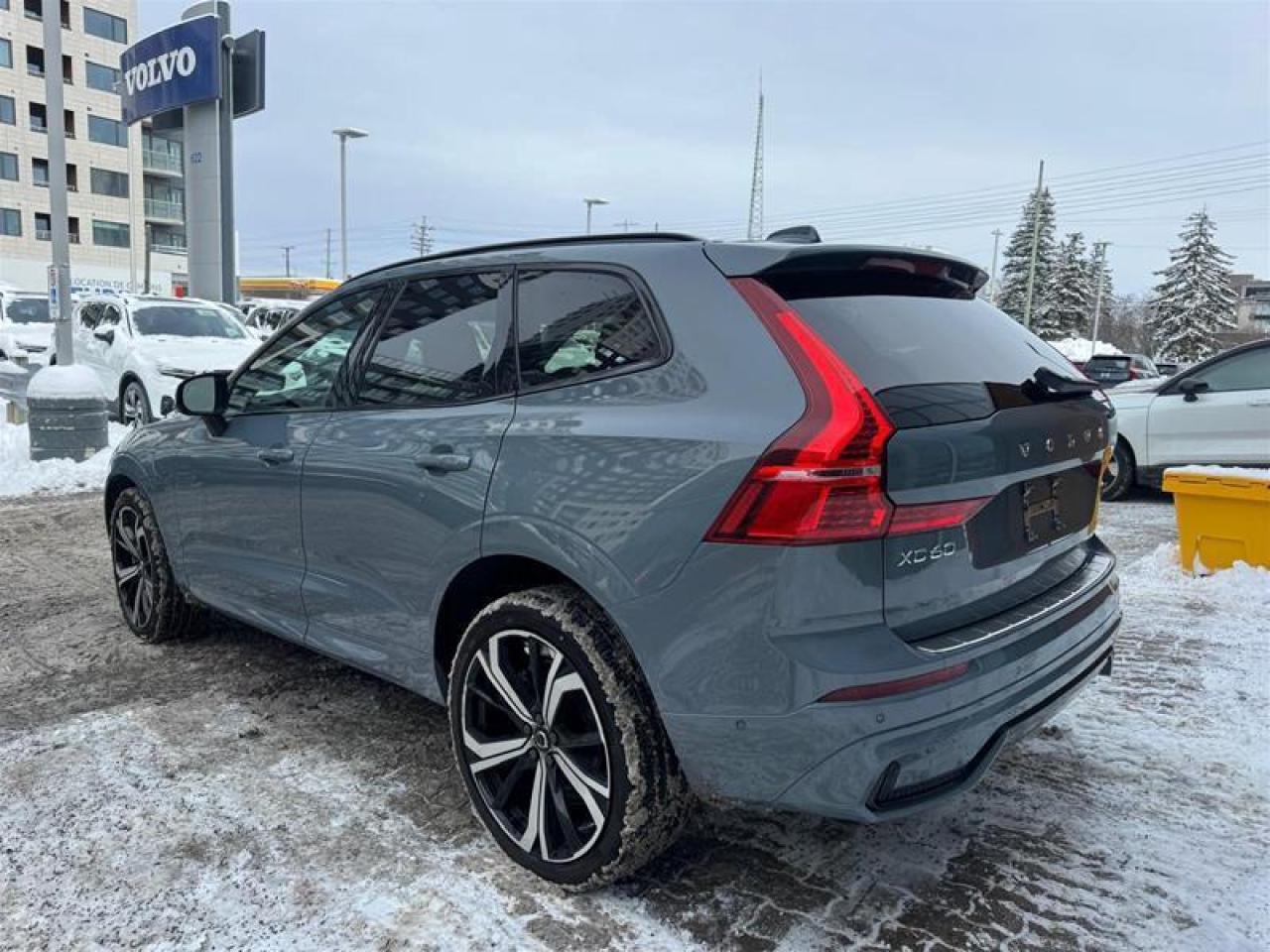 2024 Volvo XC60 Recharge T8 eAWD PHEV Ultimate Dark Theme Photo