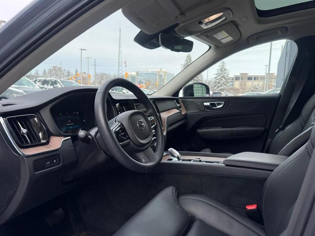 2024 Volvo XC60 Recharge T8 eAWD PHEV Ultimate Dark Theme Photo