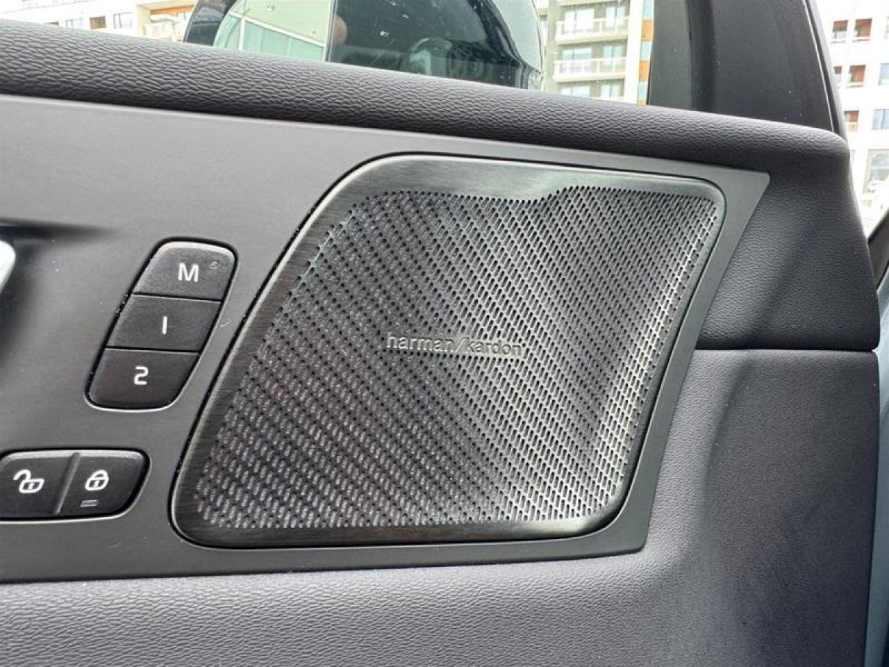 2024 Volvo XC60 Recharge T8 eAWD PHEV Ultimate Dark Theme Photo