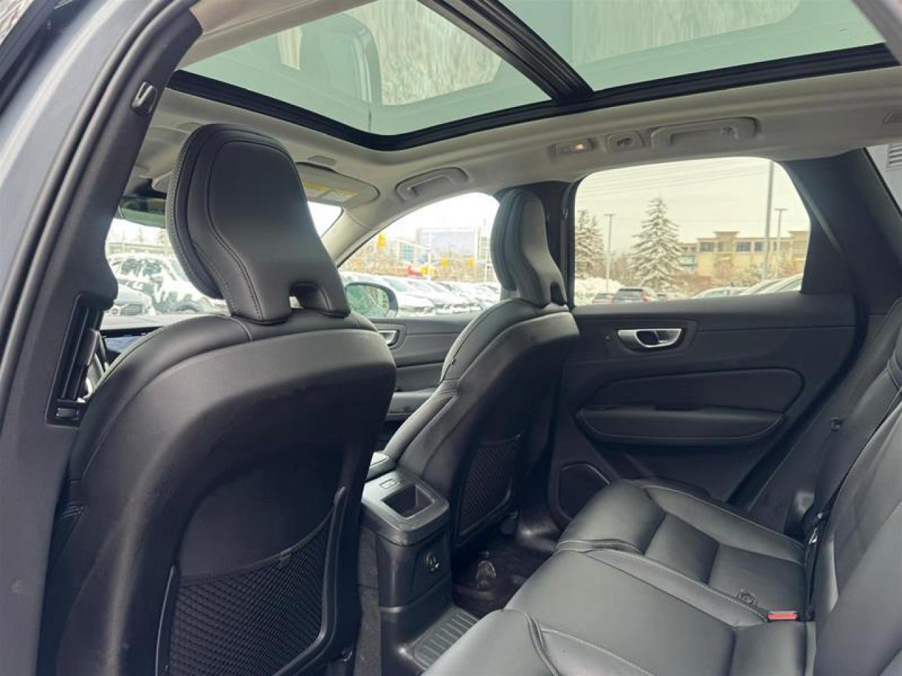 2024 Volvo XC60 Recharge T8 eAWD PHEV Ultimate Dark Theme Photo