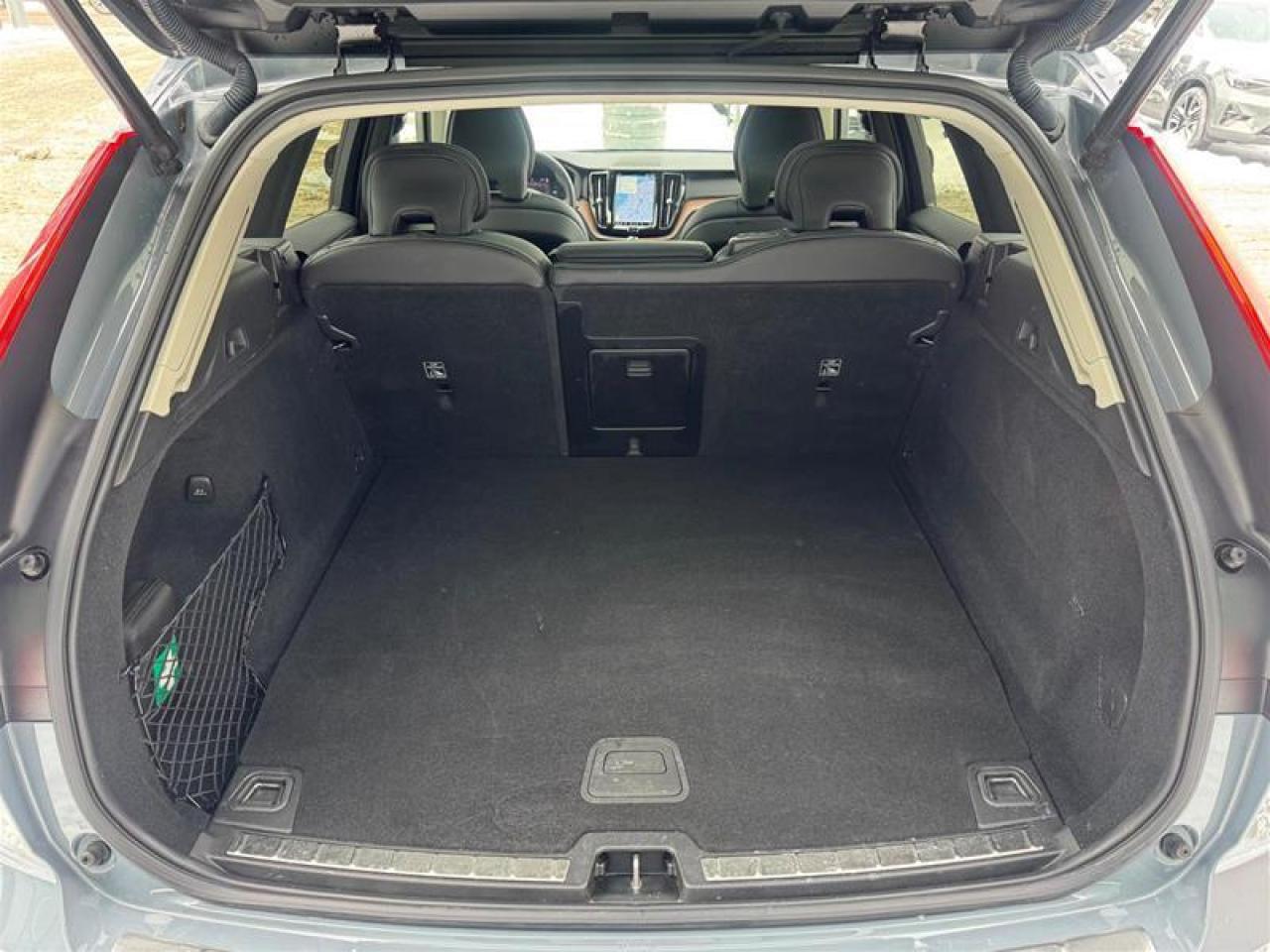 2024 Volvo XC60 Recharge T8 eAWD PHEV Ultimate Dark Theme Photo