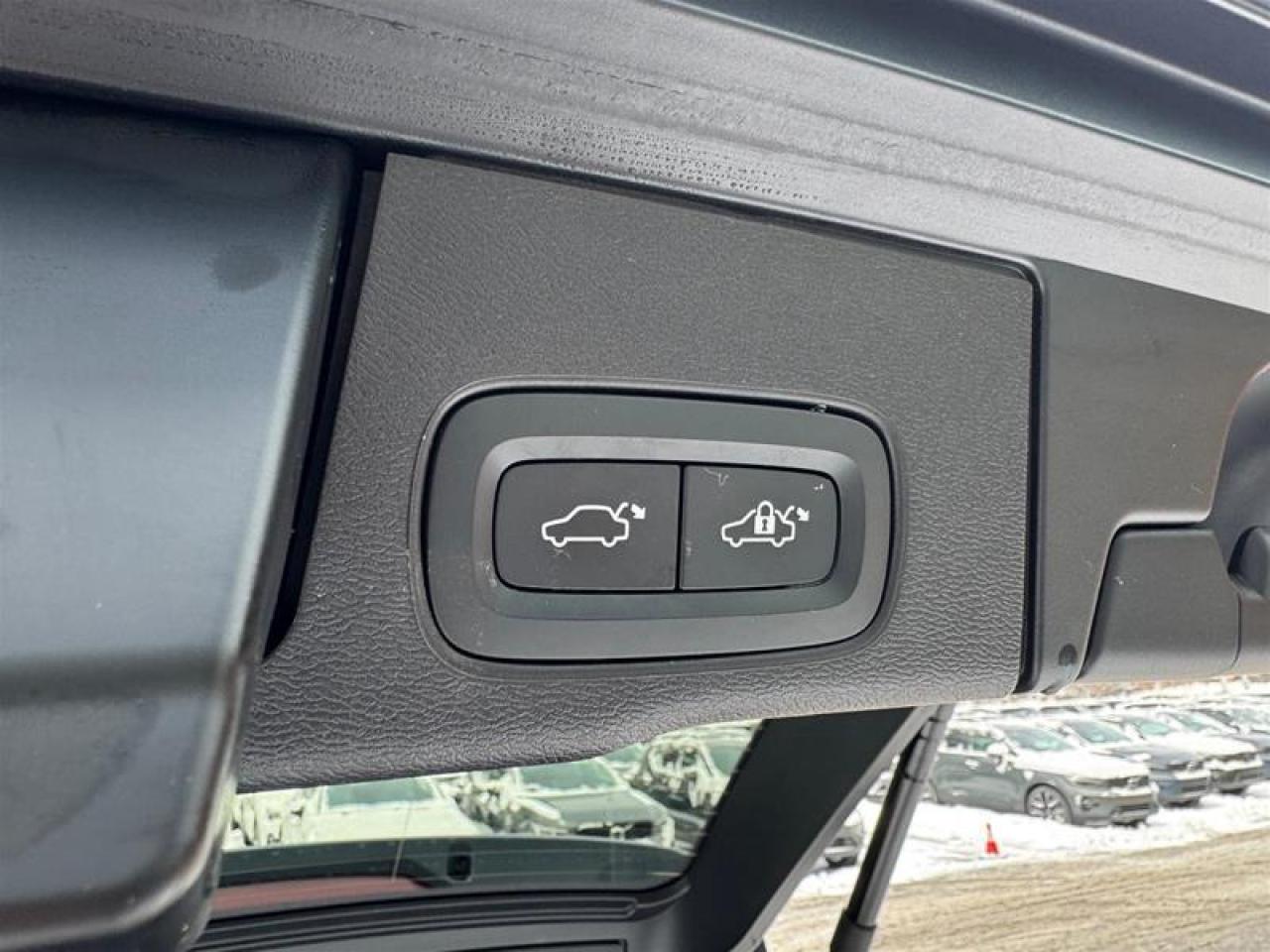 2024 Volvo XC60 Recharge T8 eAWD PHEV Ultimate Dark Theme Photo