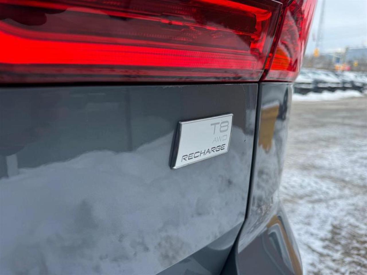 2024 Volvo XC60 Recharge T8 eAWD PHEV Ultimate Dark Theme Photo