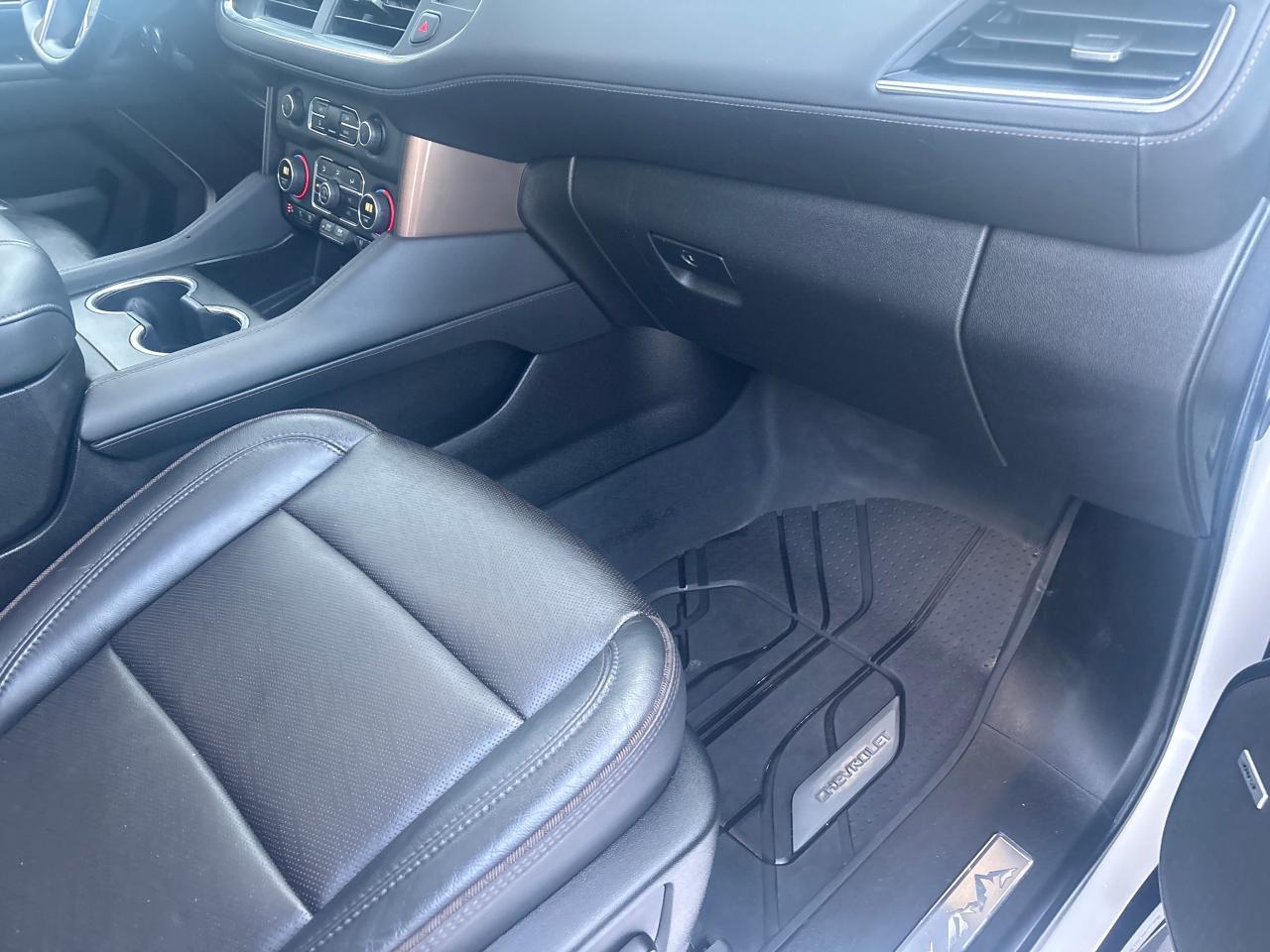 2024 Chevrolet Suburban High Country 4WD + 6.2L + Premium Pkg + Rear Seat Photo