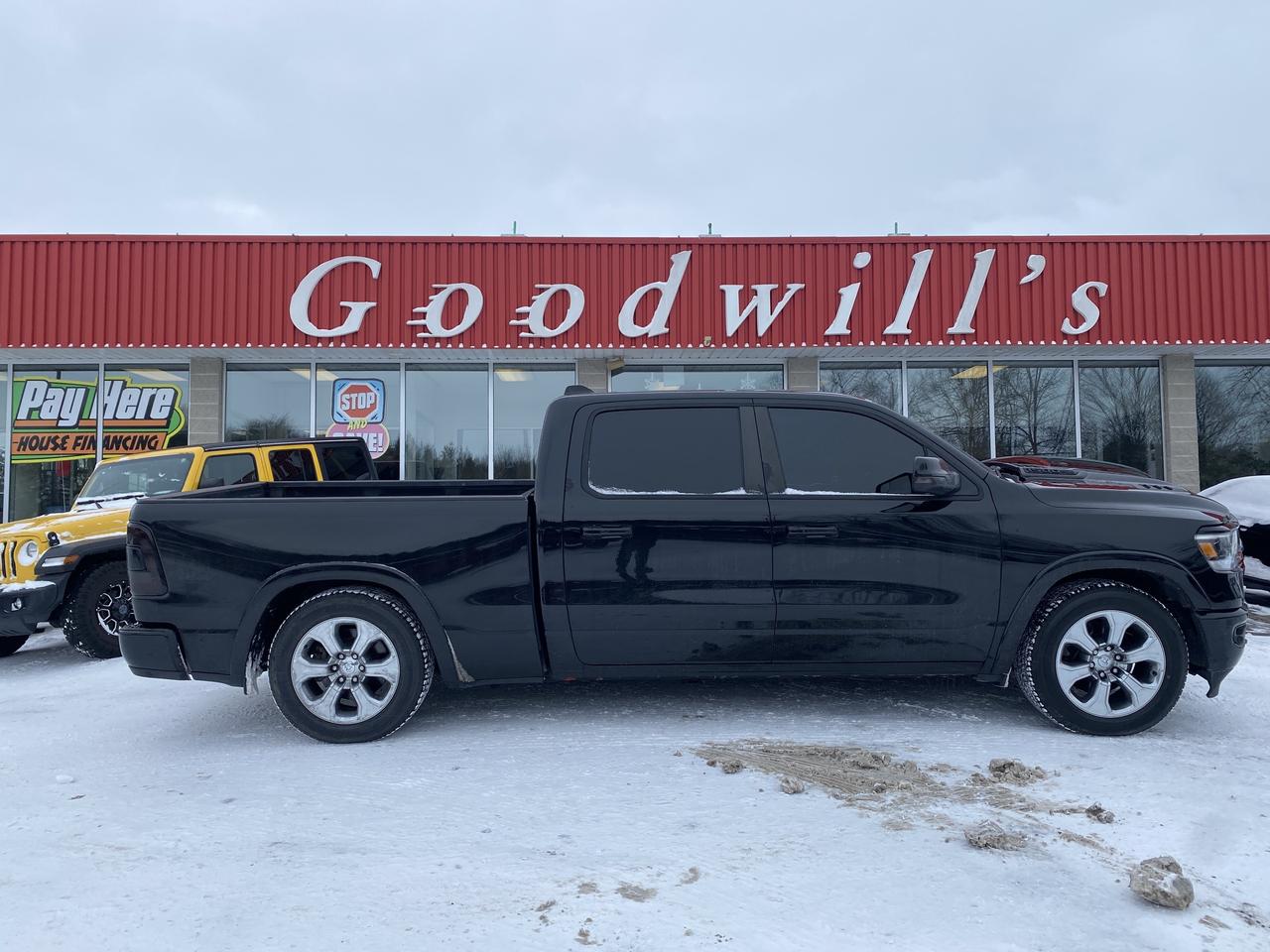 2019 RAM 1500 LARAMIE, LEATHER, PANORAMIC ROOF, REMOTE START! Photo0