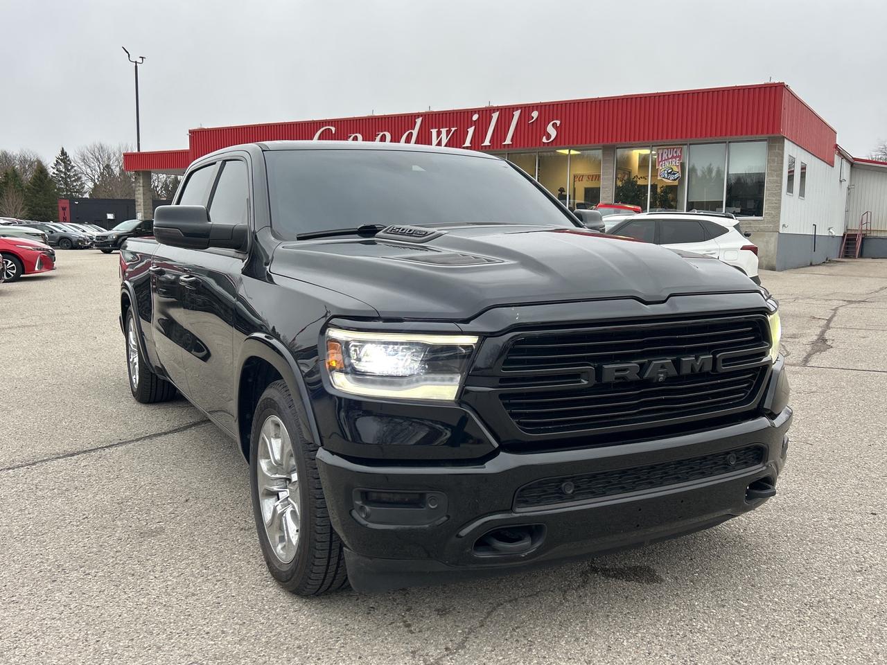 2019 RAM 1500 LARAMIE, LEATHER, PANORAMIC ROOF, REMOTE START! Photo