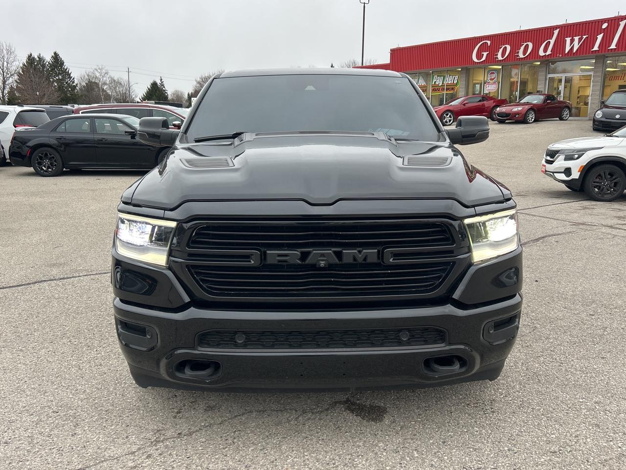 2019 RAM 1500 LARAMIE, LEATHER, PANORAMIC ROOF, REMOTE START! Photo