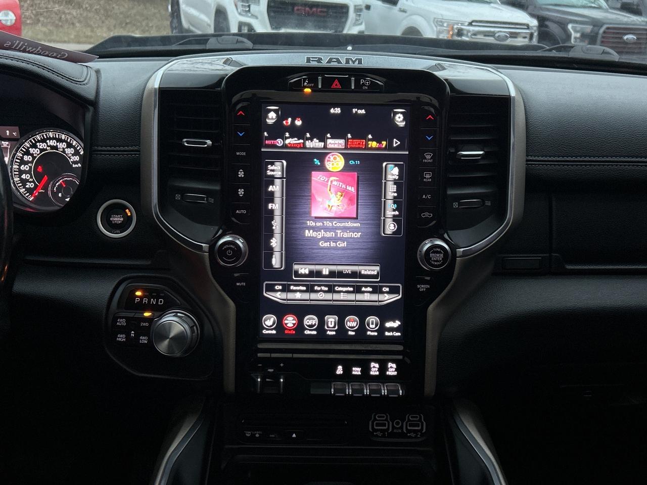 2019 RAM 1500 LARAMIE, LEATHER, PANORAMIC ROOF, REMOTE START! Photo
