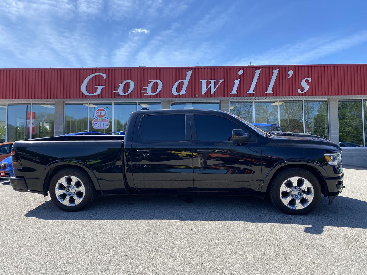 2019 RAM 1500 LARAMIE, LEATHER, PANORAMIC ROOF, REMOTE START! Photo