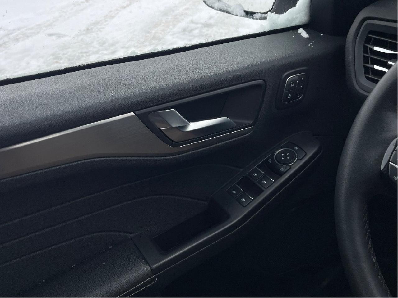 2022 Ford Escape Titanium Hybrid AWD Photo