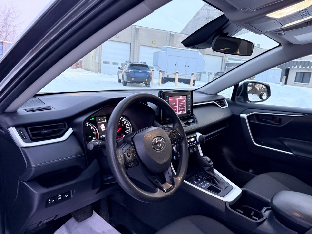 2022 Toyota RAV4 LE 4dr All-wheel Drive Photo4