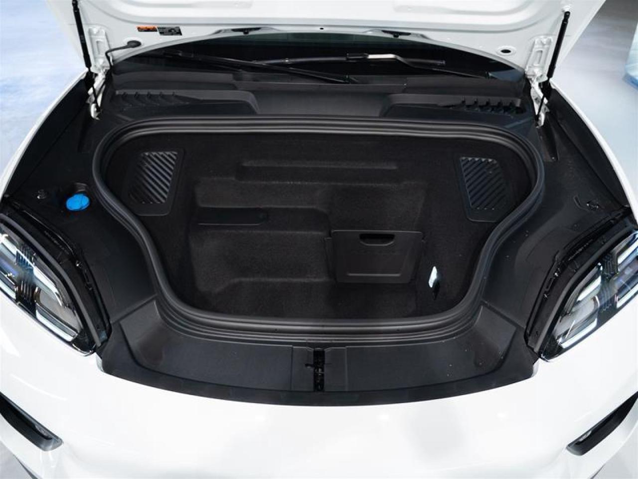 2025 Porsche Macan Electric 4S AWD Photo