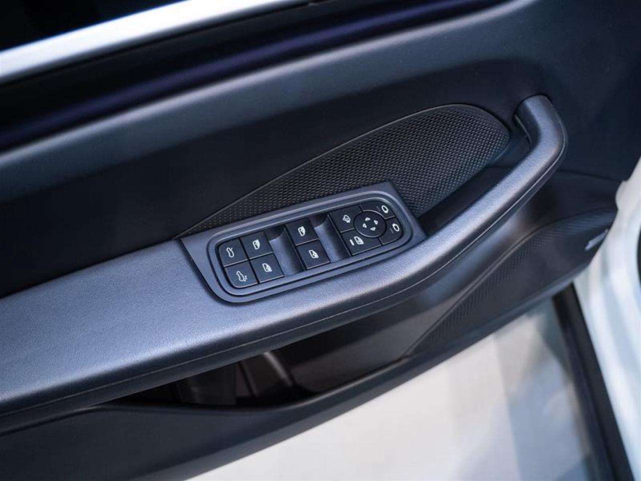 2025 Porsche Macan Electric 4S AWD Photo