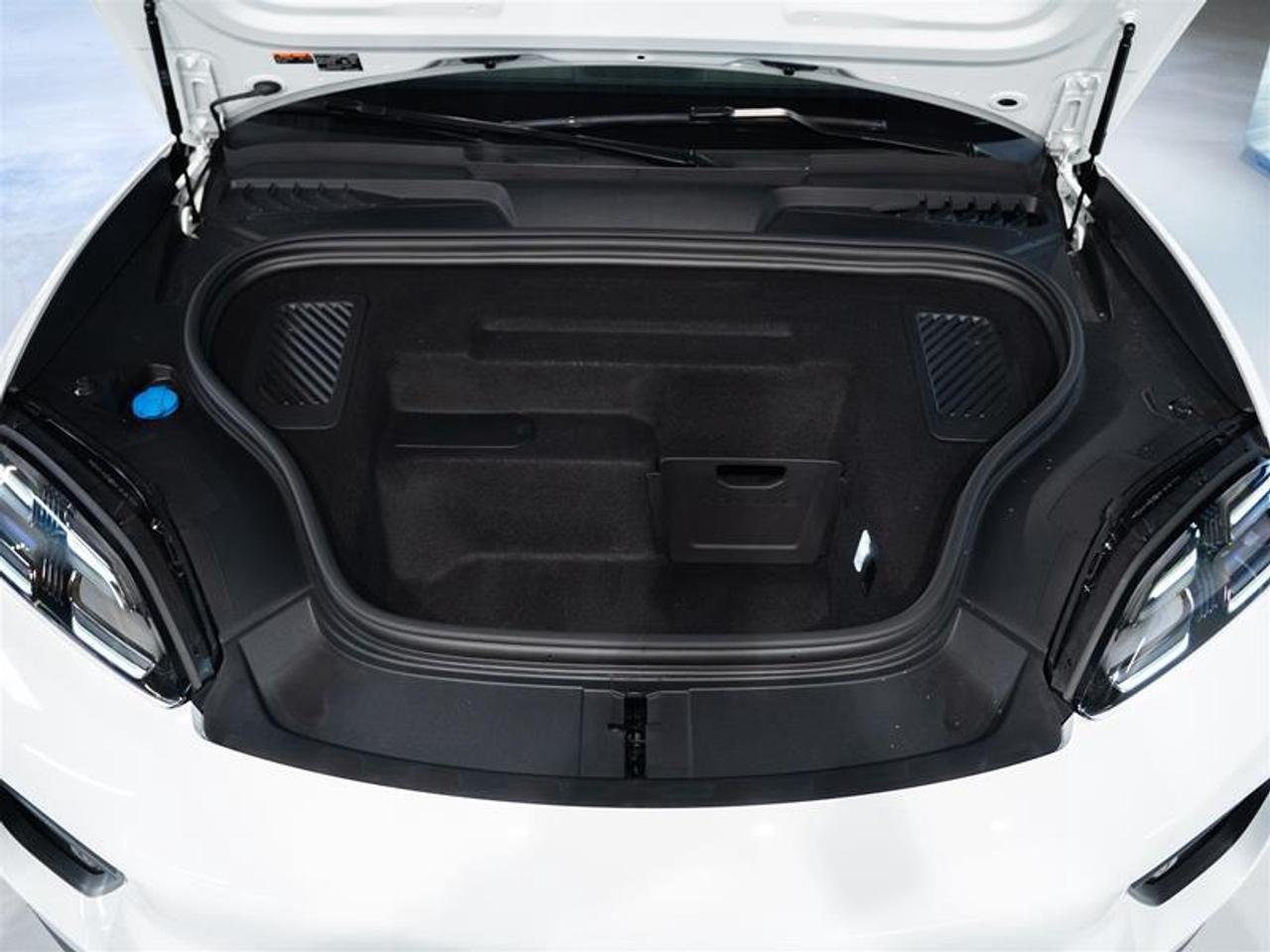 2025 Porsche Macan Electric 4S AWD Photo