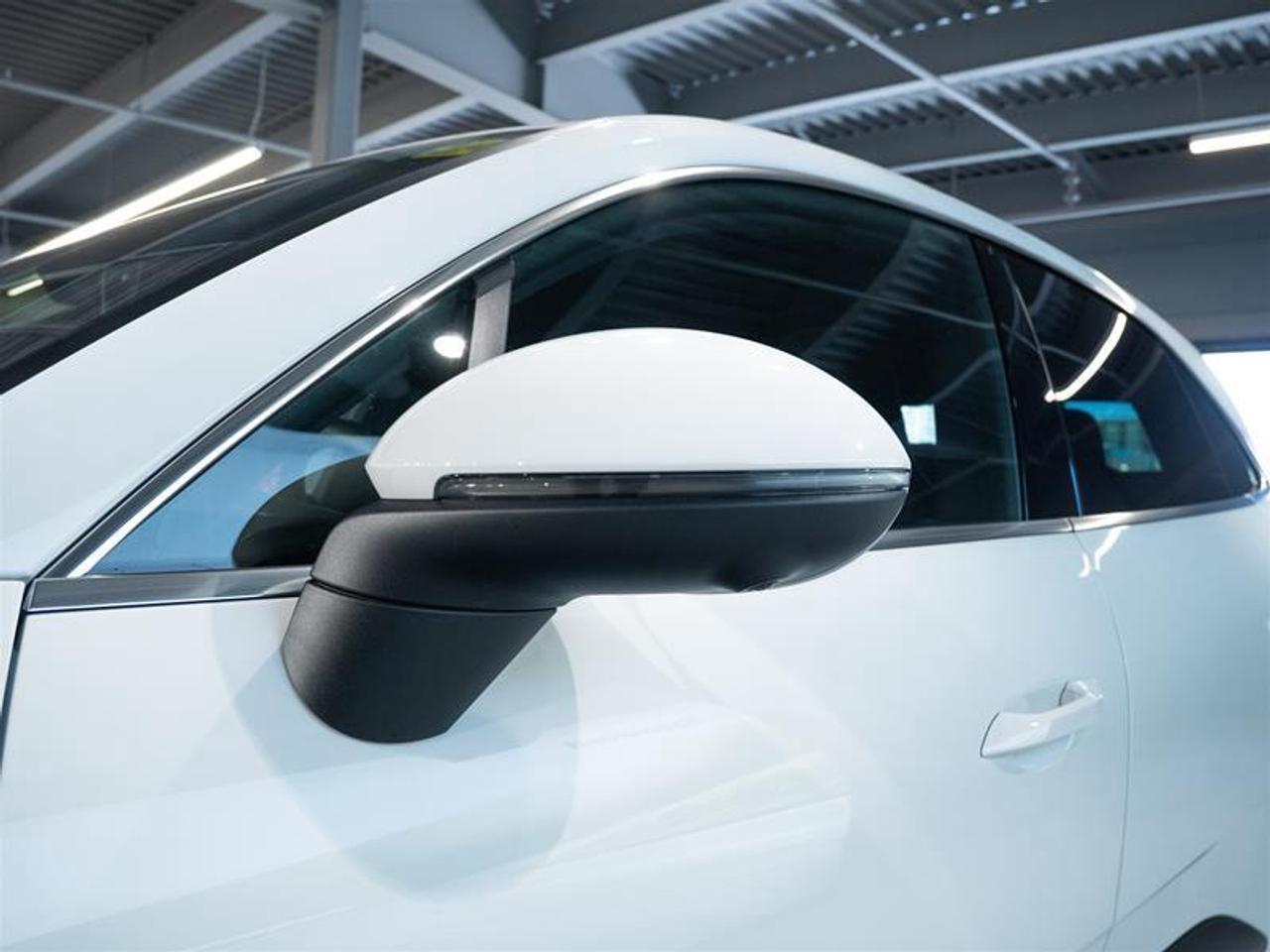 2025 Porsche Macan Electric 4S AWD Photo