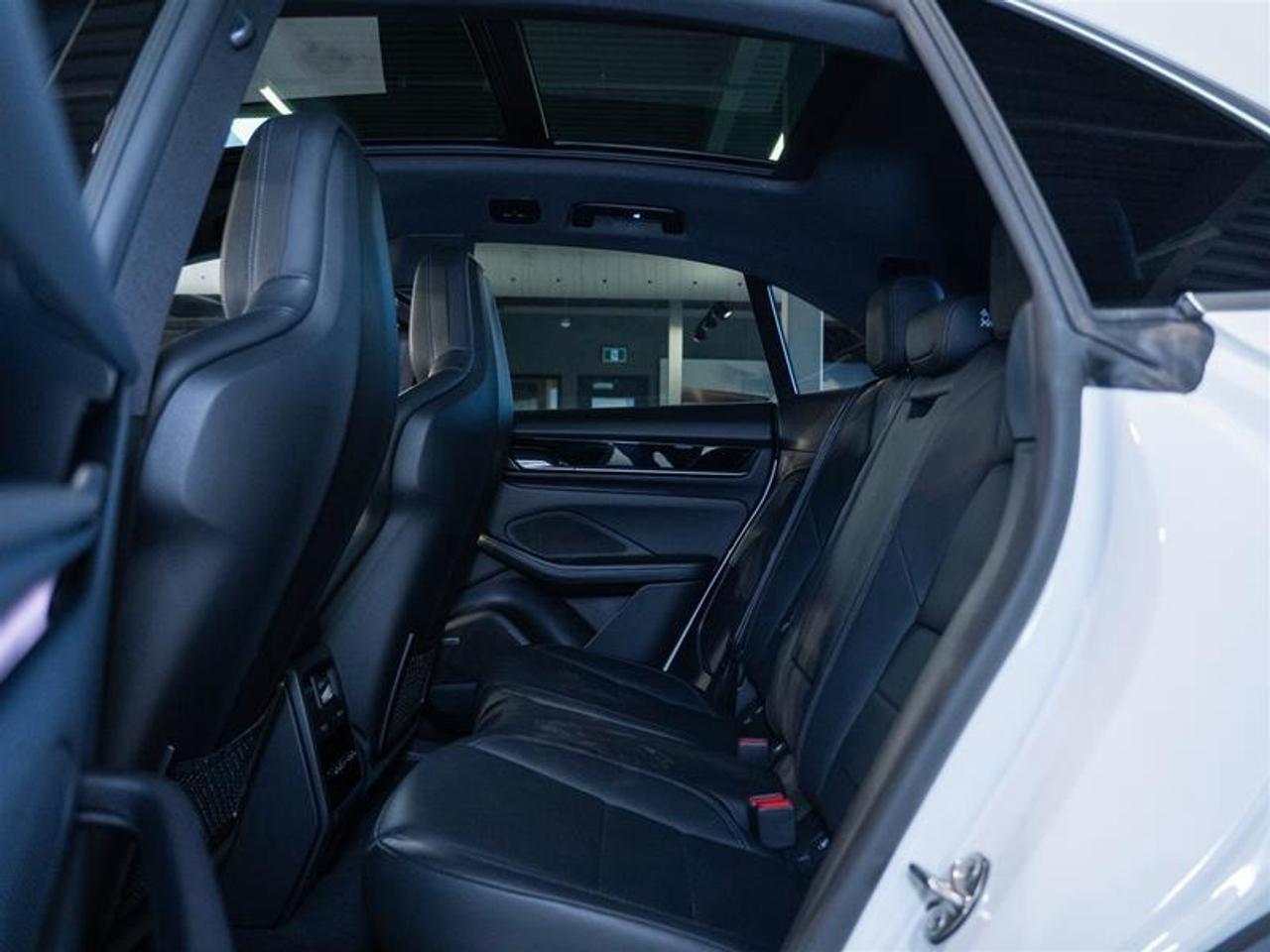 2025 Porsche Macan Electric 4S AWD Photo