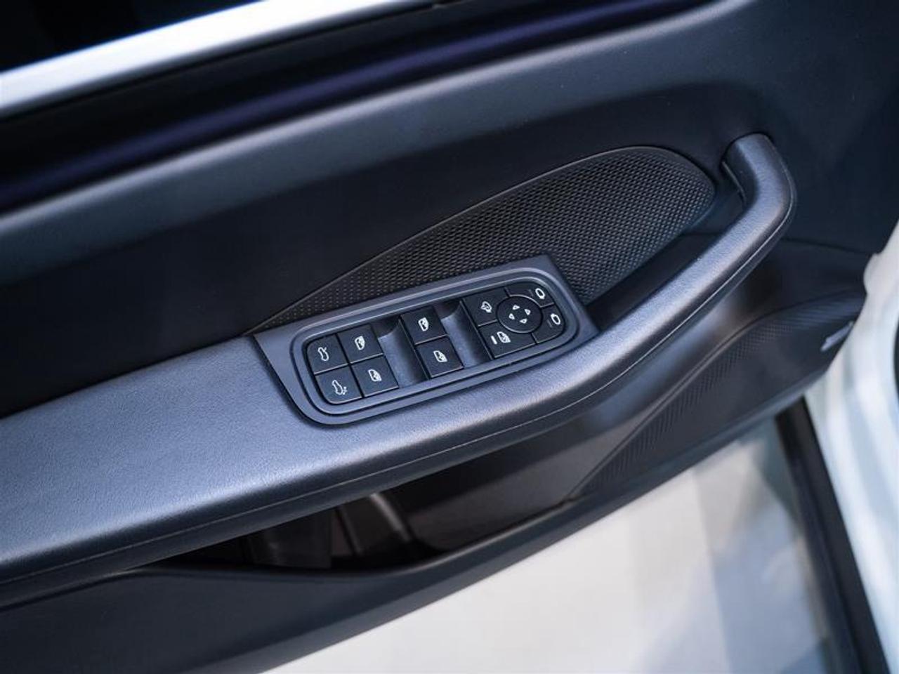 2025 Porsche Macan Electric 4S AWD Photo