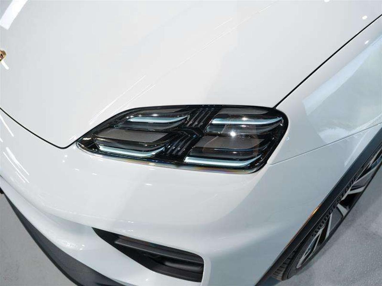 2025 Porsche Macan Electric 4S AWD Photo
