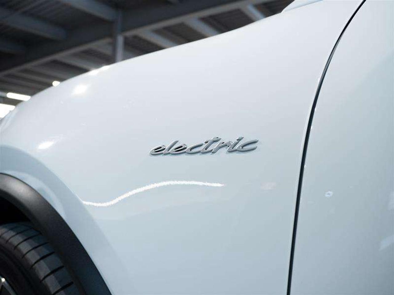 2025 Porsche Macan Electric 4S AWD Photo