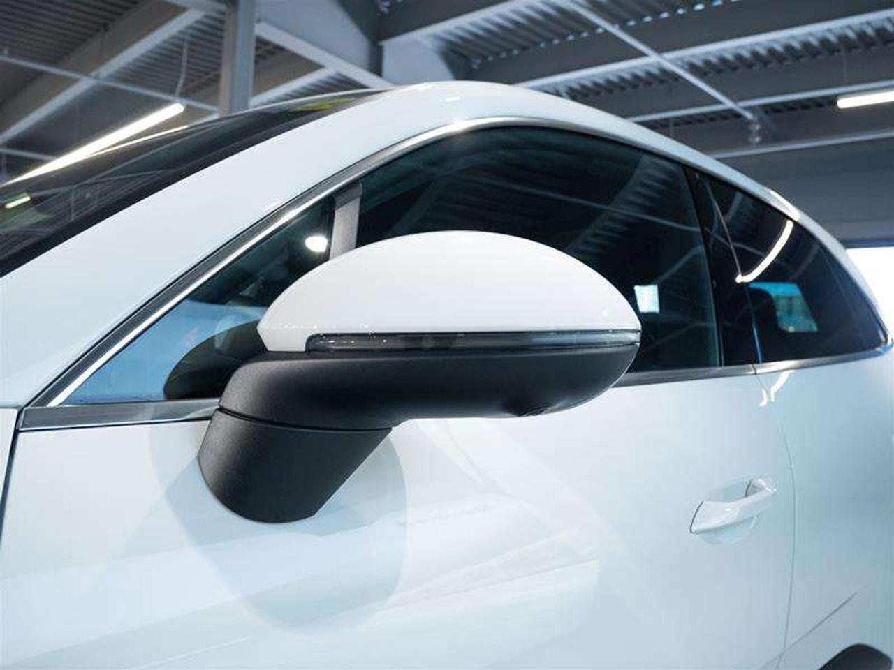 2025 Porsche Macan Electric 4S AWD Photo