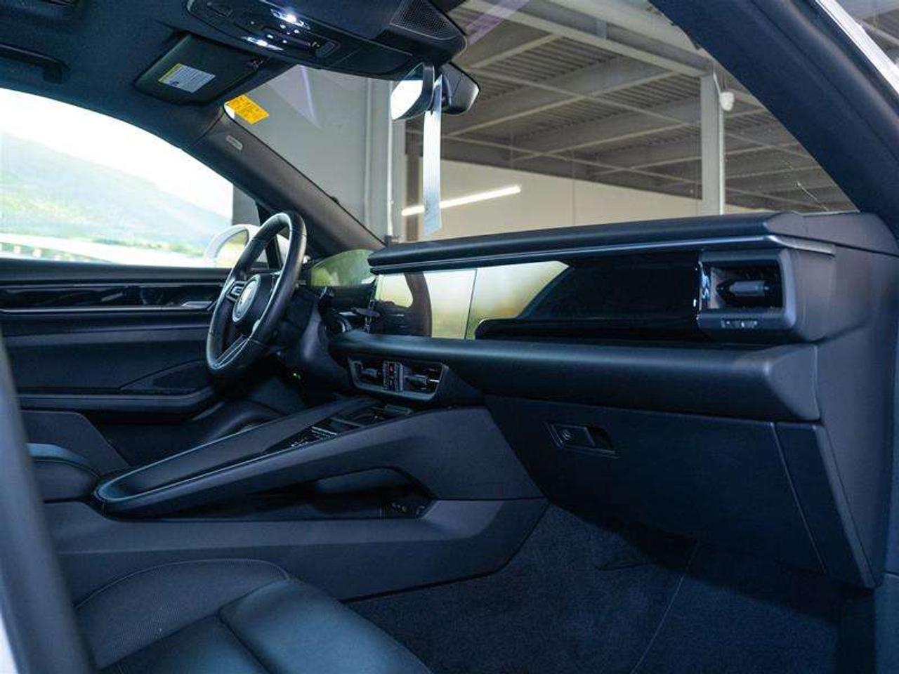 2025 Porsche Macan Electric 4S AWD Photo