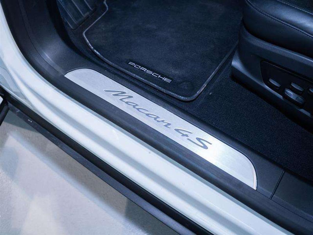 2025 Porsche Macan Electric 4S AWD Photo