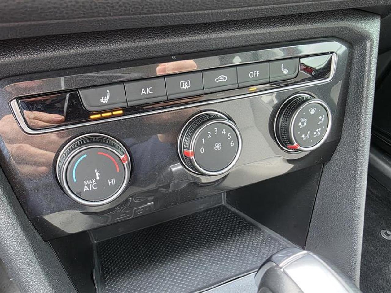 2018 Volkswagen Tiguan Trendline 2.0T 8sp at w/Tip 4M W/Winter tire pkg Photo