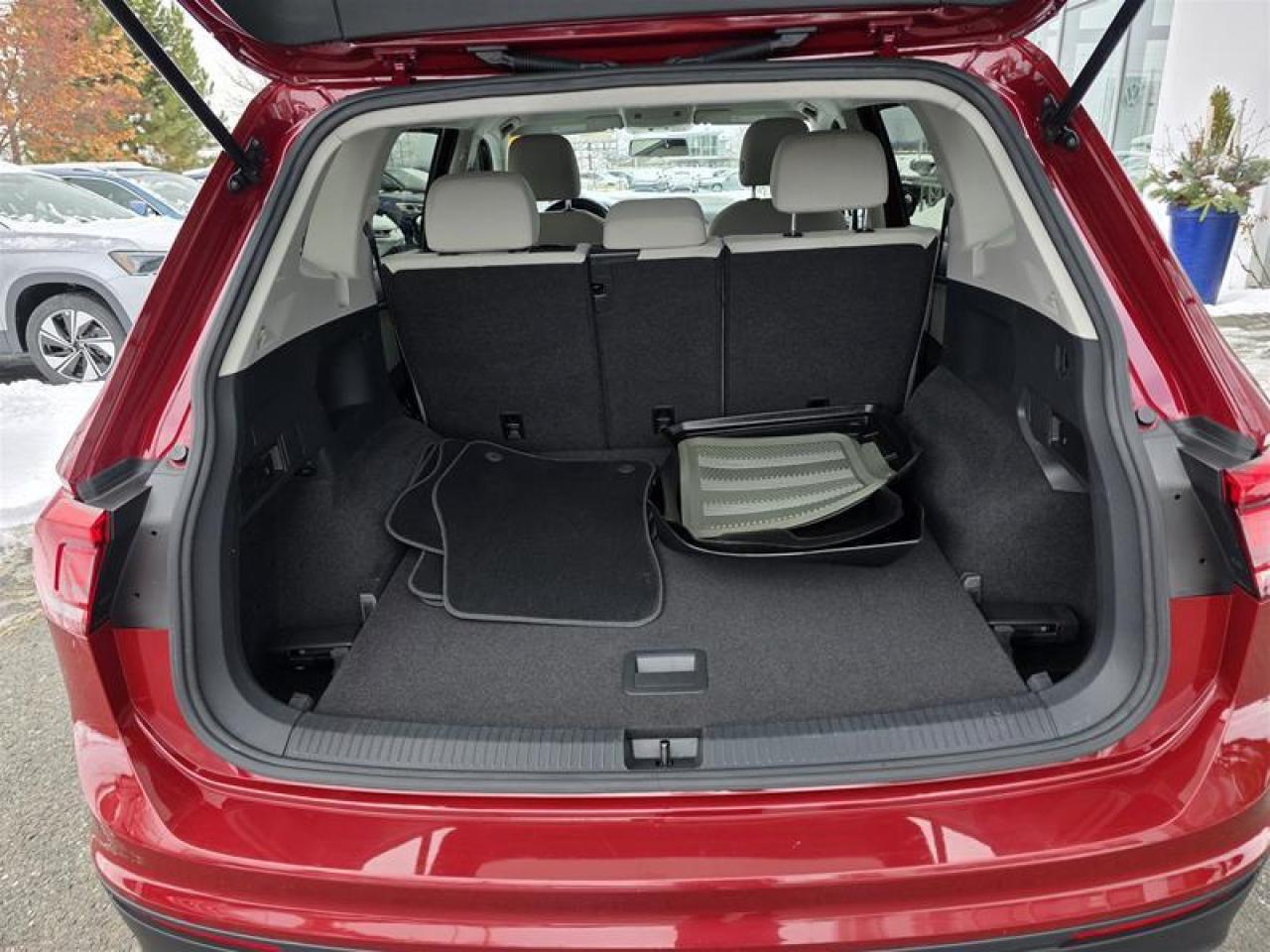 2018 Volkswagen Tiguan Trendline 2.0T 8sp at w/Tip 4M W/Winter tire pkg Photo