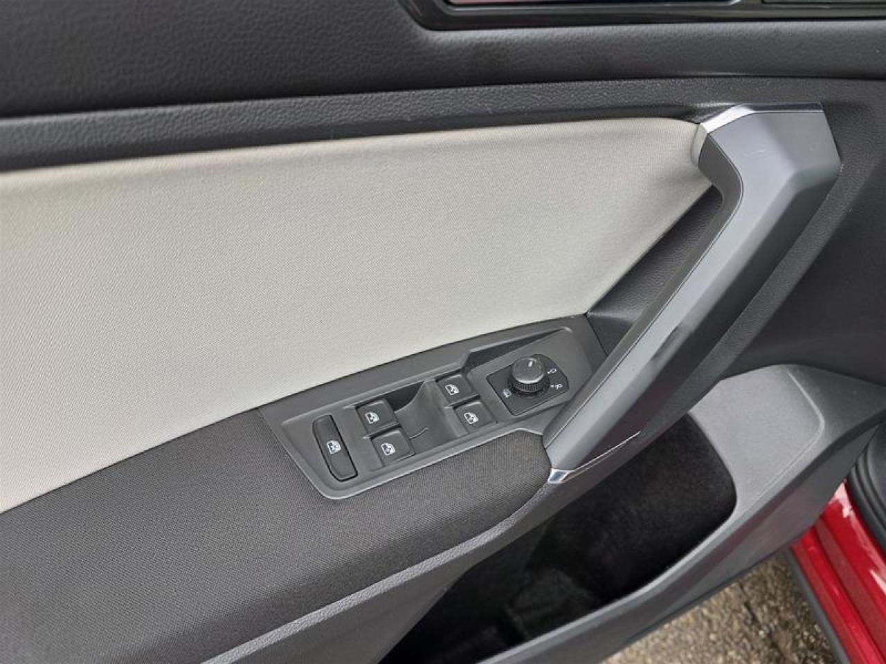 2018 Volkswagen Tiguan Trendline 2.0T 8sp at w/Tip 4M W/Winter tire pkg Photo