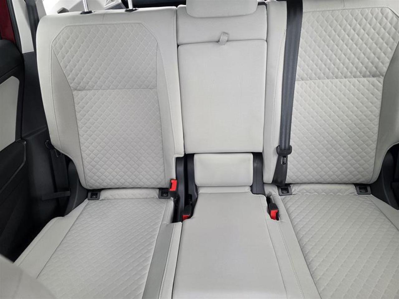 2018 Volkswagen Tiguan Trendline 2.0T 8sp at w/Tip 4M W/Winter tire pkg Photo