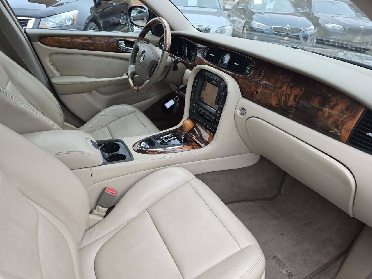 2004 Jaguar XJ8  Photo